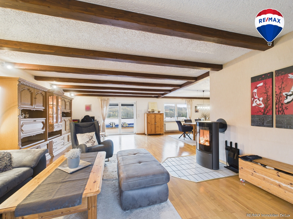 RE/MAX Immobilien DeLux Zweifamilienhaus Wadern-Lockweiler Wohnzimmer