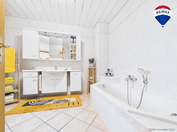RE/MAX Immobilien DeLux Zweifamilienhaus Wadern-Lockweiler Badezimmer