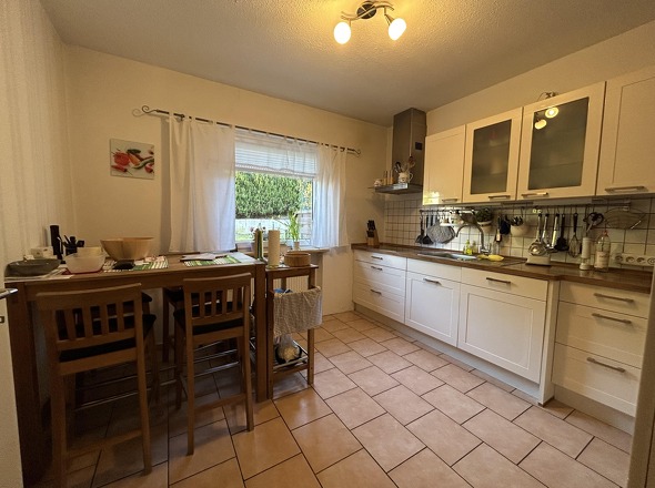 großzügige Einbauküche