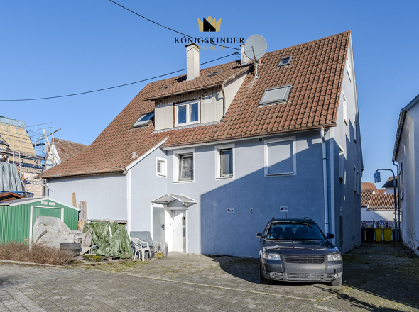 Hofseite mit zwei Stellplätzen