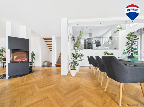 REMAX Immobilien DeLux Einfamilienhau Wohnzimmer Neunkirchen Mark Borowicz