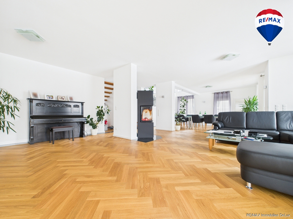 REMAX Immobilien DeLux Einfamilienhau Wohnzimmer Neunkirchen Mark Borowicz