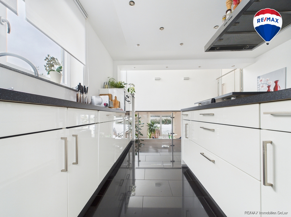 REMAX Immobilien DeLux Einfamilienhau Küche Neunkirchen Mark Borowicz