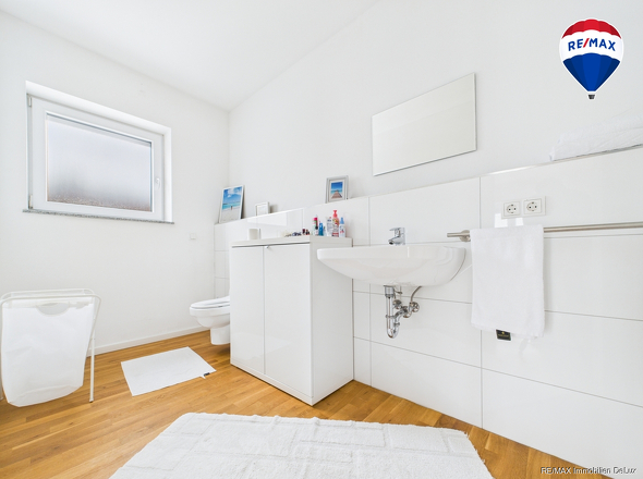 REMAX Immobilien DeLux Einfamilienhau Badezimmer Neunkirchen Mark Borowicz