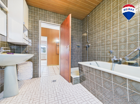 REMAX Immobilien DeLux Einfamilienhau Badezimmer Eppelborn Mark Borowicz