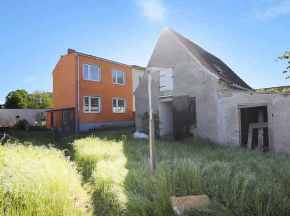Blick auf Haus und Nebengebäude vom Garten