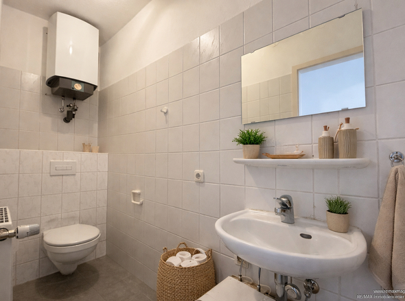 WC durch KI möbliert