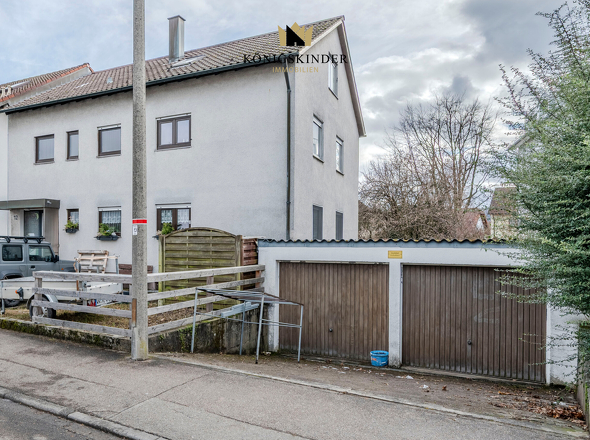 Haus mit 2 Garagen und Stellplatz