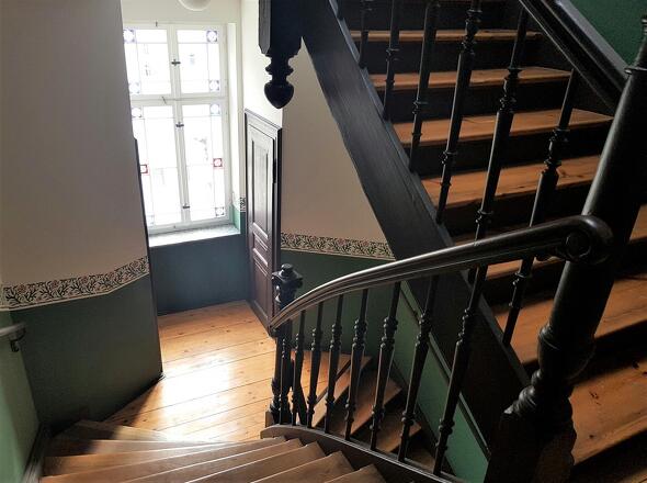 Treppenhaus mit Abstellkammern