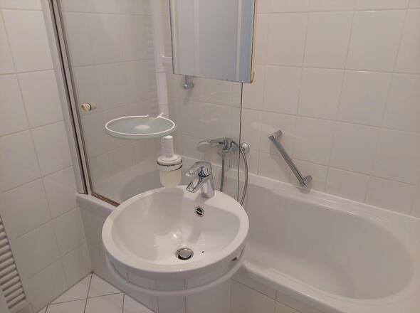 Wanne mit Duschabtrennung