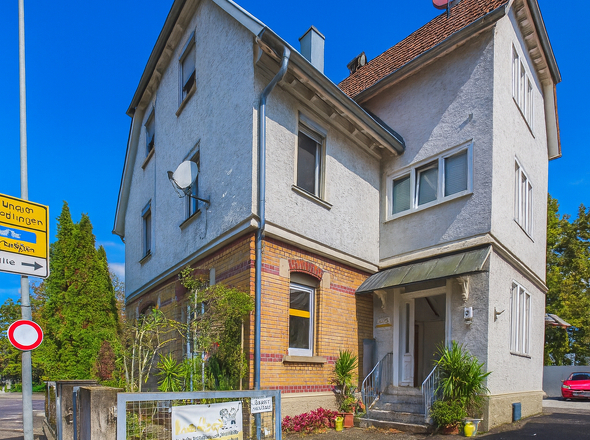 Eckgebäude in sonnigem Stadtbild