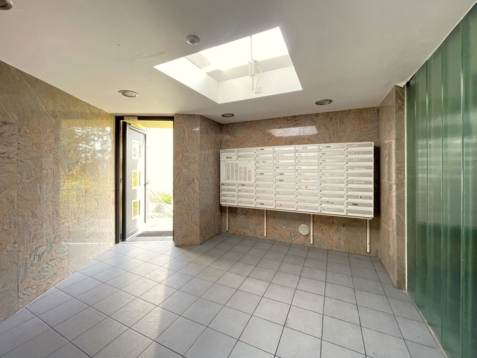 Eingangsportal mit perfekter Klingel- und Briefkastenanlage