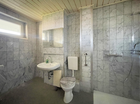 Badezimmer mit Dusche
