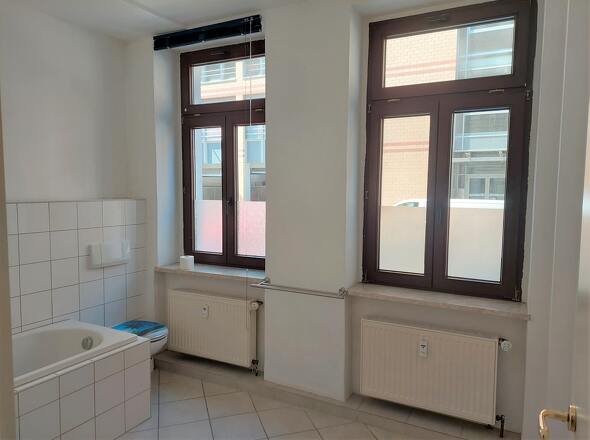 Bad mit Wanne und Fenster