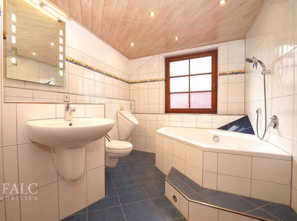 Badezimmer mit Tageslicht