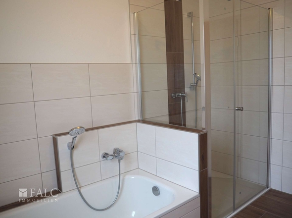Bad mit Dusche und Wanne