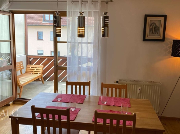 Wohn,- Essbereich zum Balkon