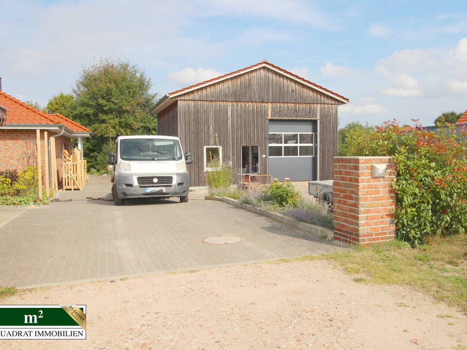 Großzügiger Einfahrtsbereich zur Werkstatt