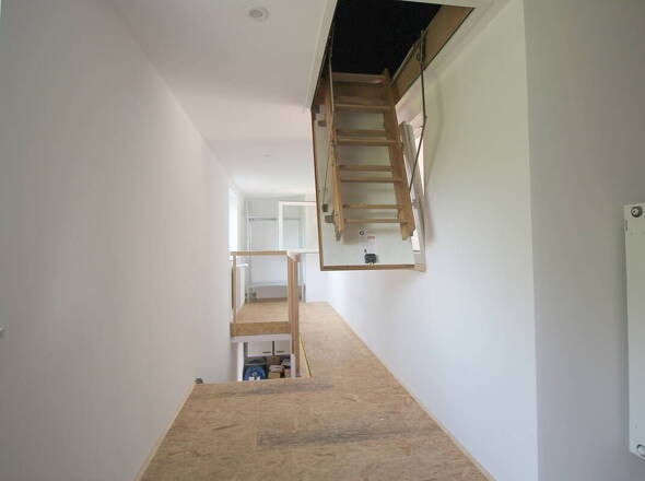 Aufgang ins OG u. Treppe zum Spitzboden