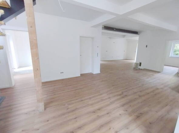 Offenenes Wohnzimmer und Nebenräume