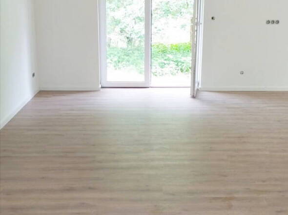 Wohnzimmer EG mit bodentiefen Fensterelementen