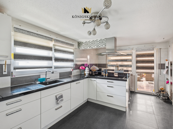 Durch die Küche auf den Balkon zum entspannen 