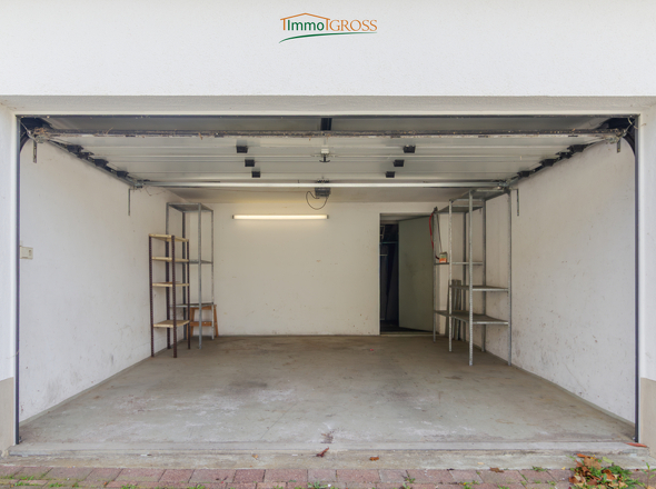 Große Garage mit elektrischem Rolltor
