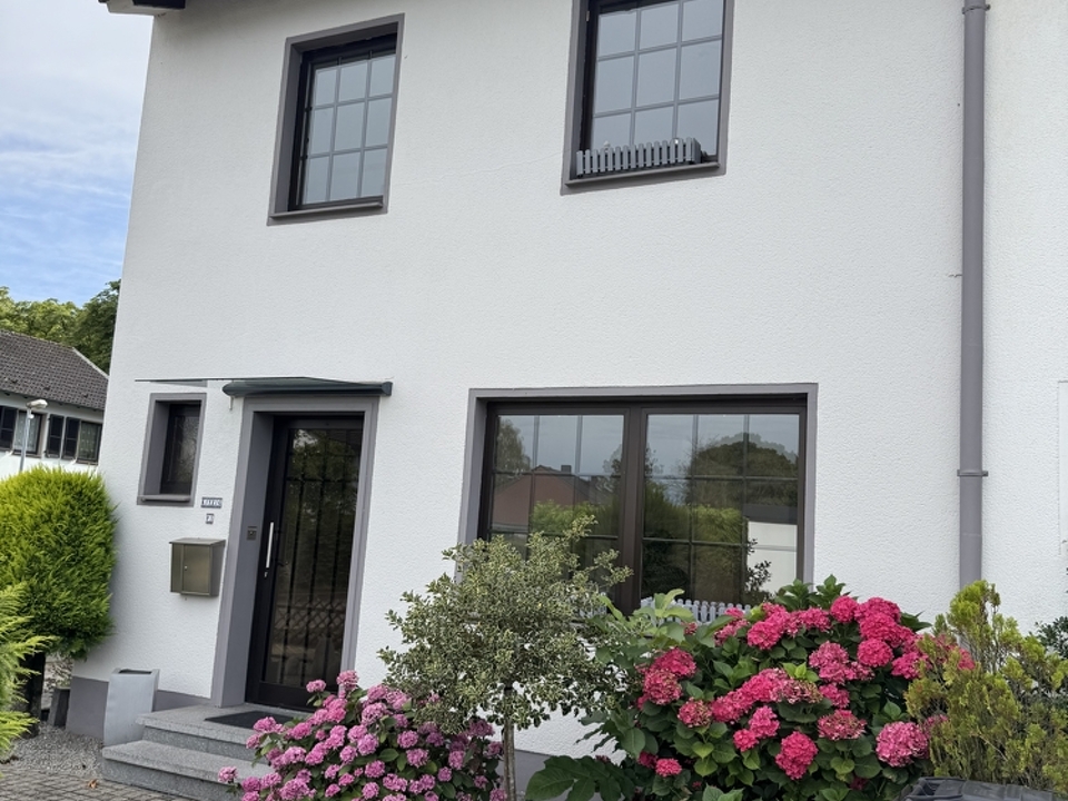 Vordere Ansicht mit Vorgarten