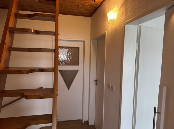 Flur OG mit Raumspartreppe zum DG