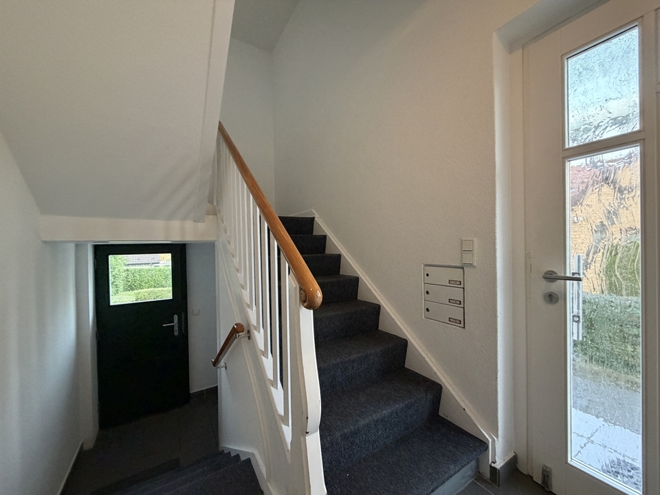 Treppenhaus mit Haus- und Gartentür