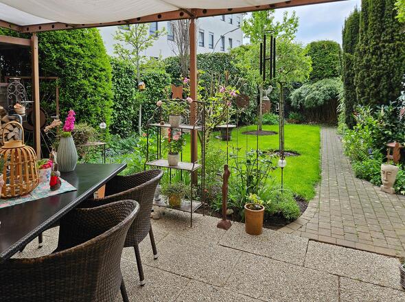 Terrasse mit Blick in den Garten (12a)