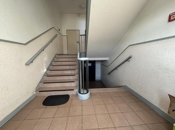 geräumiges Treppenhaus