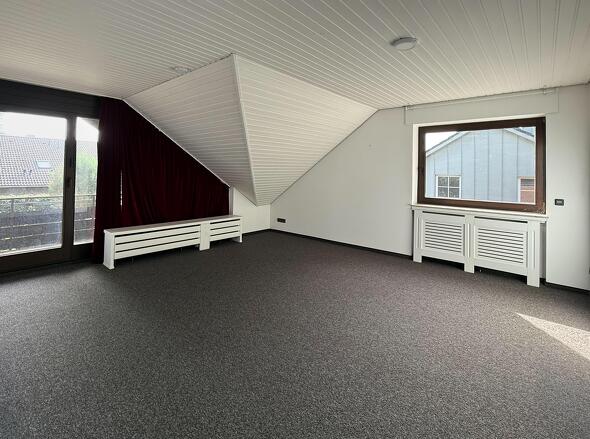 ausgestattet mit Teppichboden