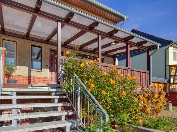 Eingangsbereich mit überdachter Terrasse