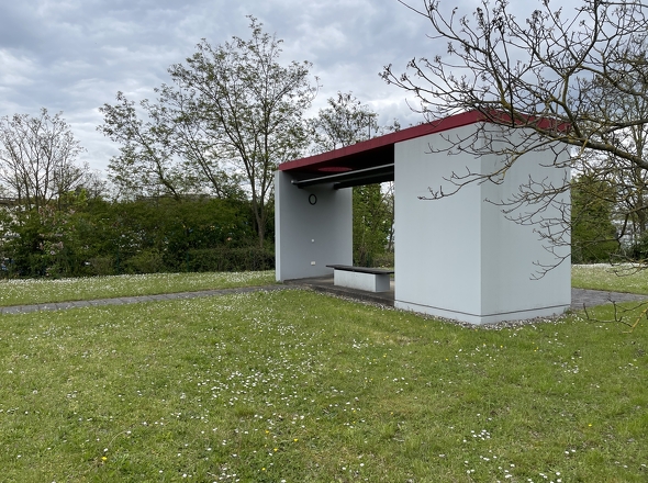 Grundstück mit Sitzmöglichkeit