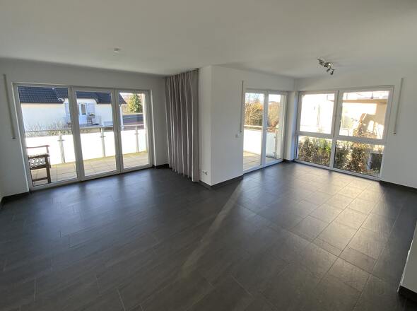 Wohnbereich mit 2 Zugängen auf den Balkon