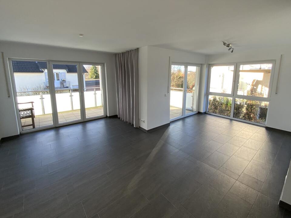 Wohnbereich mit 2 Zugängen auf den Balkon