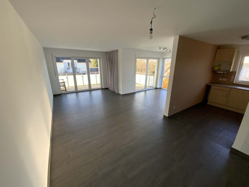 Blick in den Wohnbereich und in die Küche