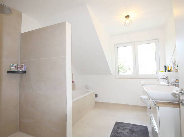 Vollbad mit Dusche und Wanne OG