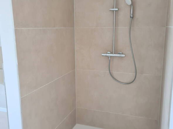 Geräumge, ebenerdige Regendusche