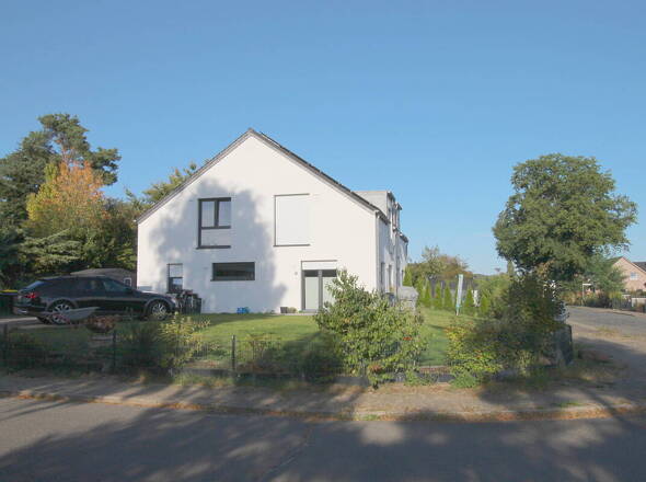 Straßenansicht mit PKW-Stellplätzen u.Zufahrt zur DHH