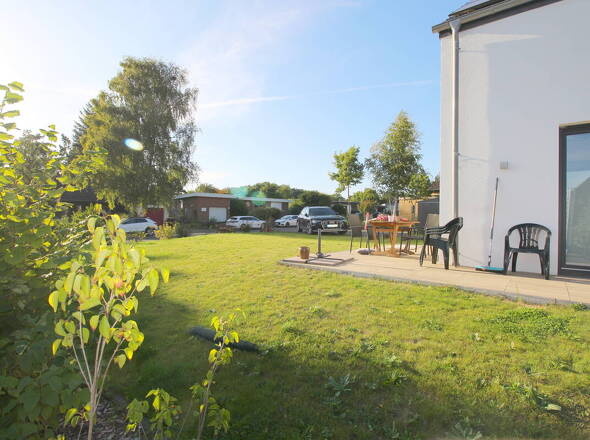 Einladender Gartenbereich mit Winkelterrasse
