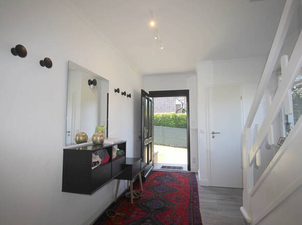 Blick auf Eingangstür u. Gäste-WC