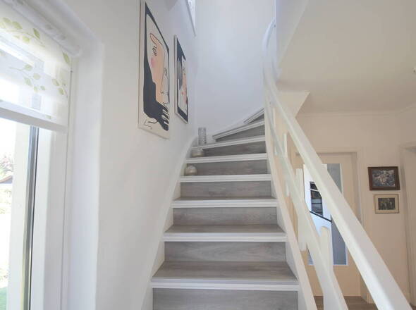 Original Holztreppe mit hochwertiger Renovierung