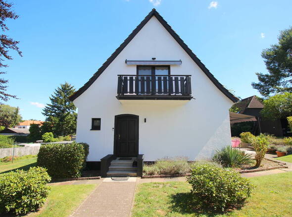 Hauseingang mit Balkon und Gartenbereich