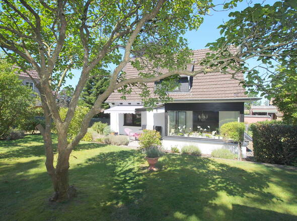 Gartenpanorama und EFH mit Wintergarten und Terrasse