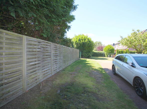 Zufahrt zum Carport mit PKW-Stellplätzen