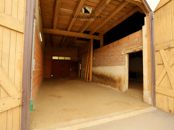 Platz für einen Wohnwagen, ein Wohnmobil - was immer Sie unterstellen wollen...