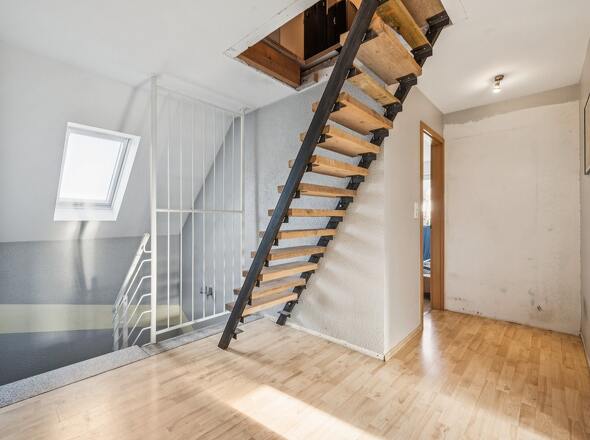 Flur mit Bodentreppe