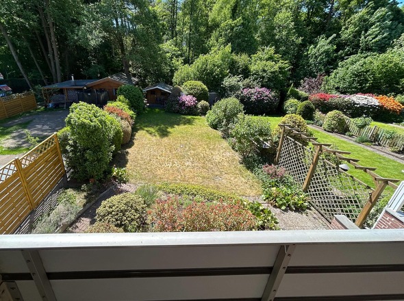 Blick in den Garten vom Balkon